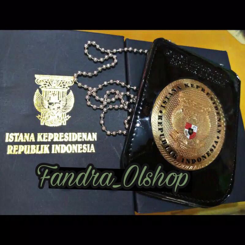 

Card Holder Kalung id Istana Presiden Kulit Kilap. Kualitas Terbaik !