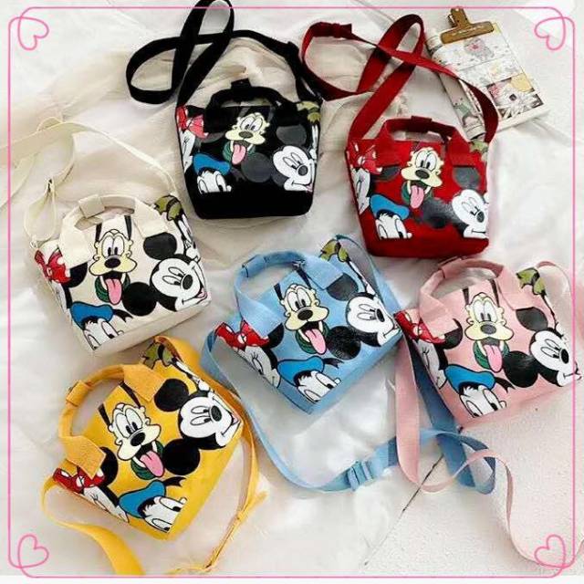 Hr ni ready stock 

Zara disney crossbody canvas bag 135rb
Free dustbag and paperbag 
Uk 18x8x20cm