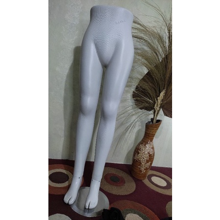 manekin patung kaki wanita dewasa