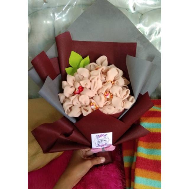 Bucket hijab hias bunga kecil