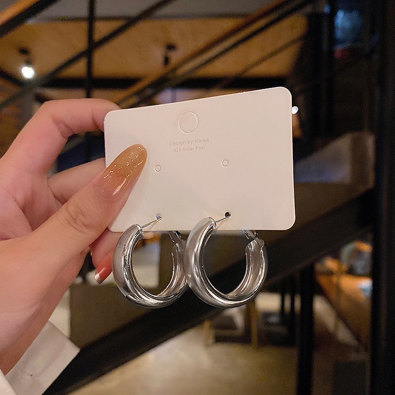 We Flower Anting Bulat Besar Bahan Metal Warna Emas Untuk Wanita