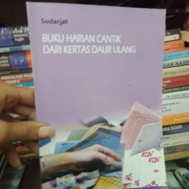 

BUKU HARIAN CANTIK DARI KERTAS DAUR ULANG