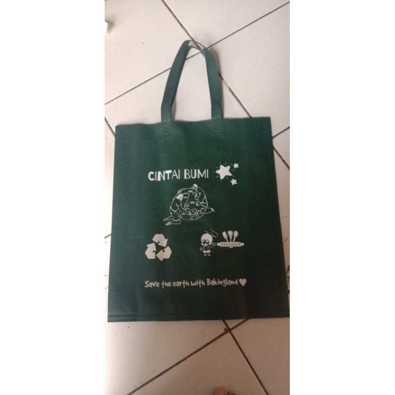 

Tas spunbond termurah tipe tali 38x45x10 plus sablon 1 sisi 1 warna kilat