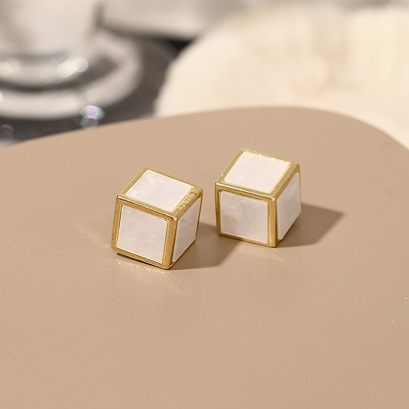 Bahasa Perancis anting-anting tiga dimensi persegi sederhana fashion desain telinga studs warna yang