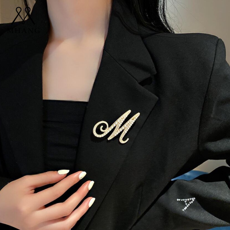 Bros Bentuk Huruf M Aksen Mutiara Warna Emas Untuk Wanita