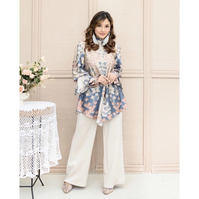 Wearing Klamby | Emily Blouse in Seasalt - XXL