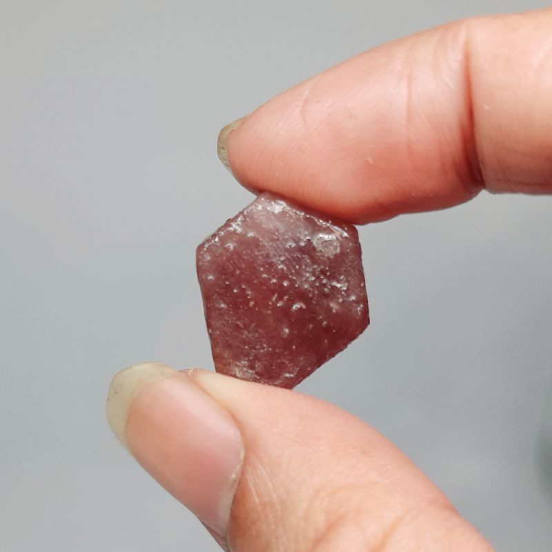 Batu permata ruby. Bongkahan ruby bahan