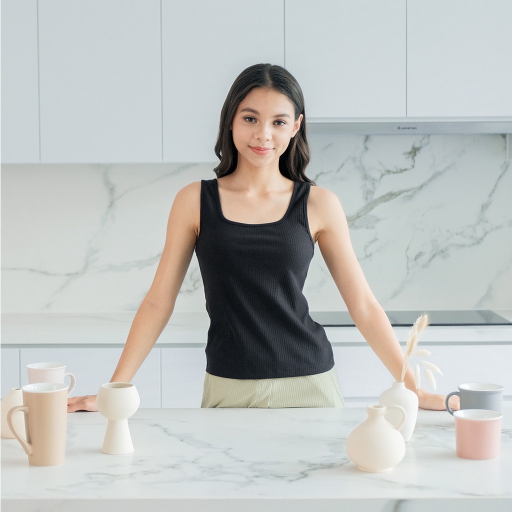 Isla Basic Tanktop Thick Strap Square Neck Stretch - Tanktop Kekinian - Pakaian Wanita - Inner - Singlet - Tank top-BLACK