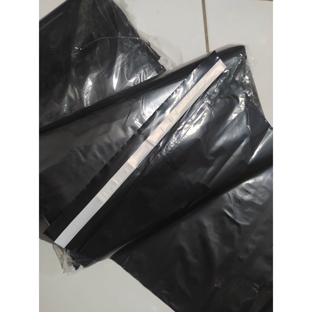 Plastik Packing Polymailer Olshop HD Hitam  dengan perekat per pack ukuran 30x40 isi 100