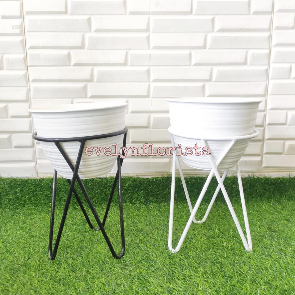 PAKET Standing Pot Besi Kaki Tiga Mini T30 + Vas Tawon Plastik Putih D21 Pajangan Tanaman Artificial