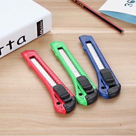 

COD✅ Pisau Cutter Plastik Besar Cutter Silet Pemotong Cutter Bening Z005