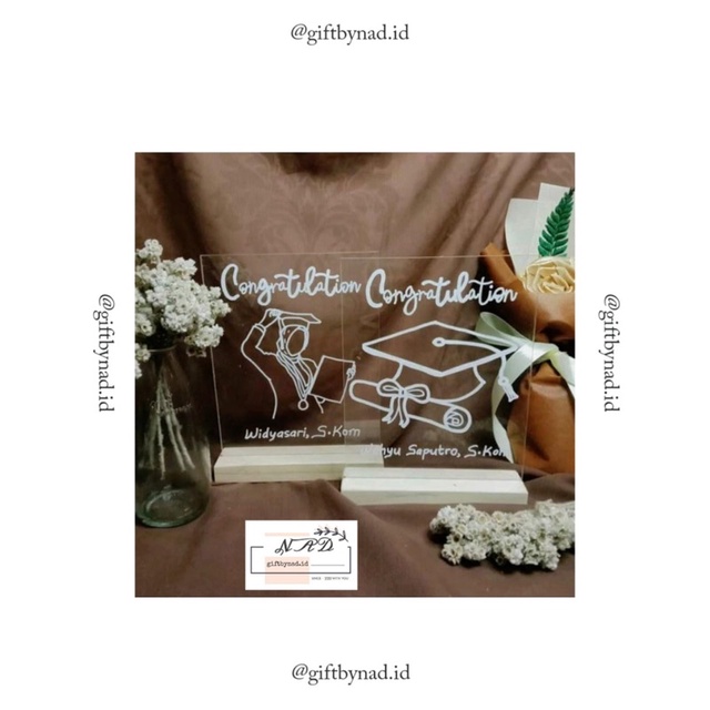 

Akrilik Simple / Kado Wisuda / Kado Wedding / Kado Anniversary / Kado Ulang Tahun