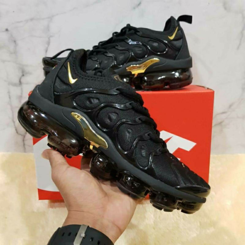 black and gold vapor max