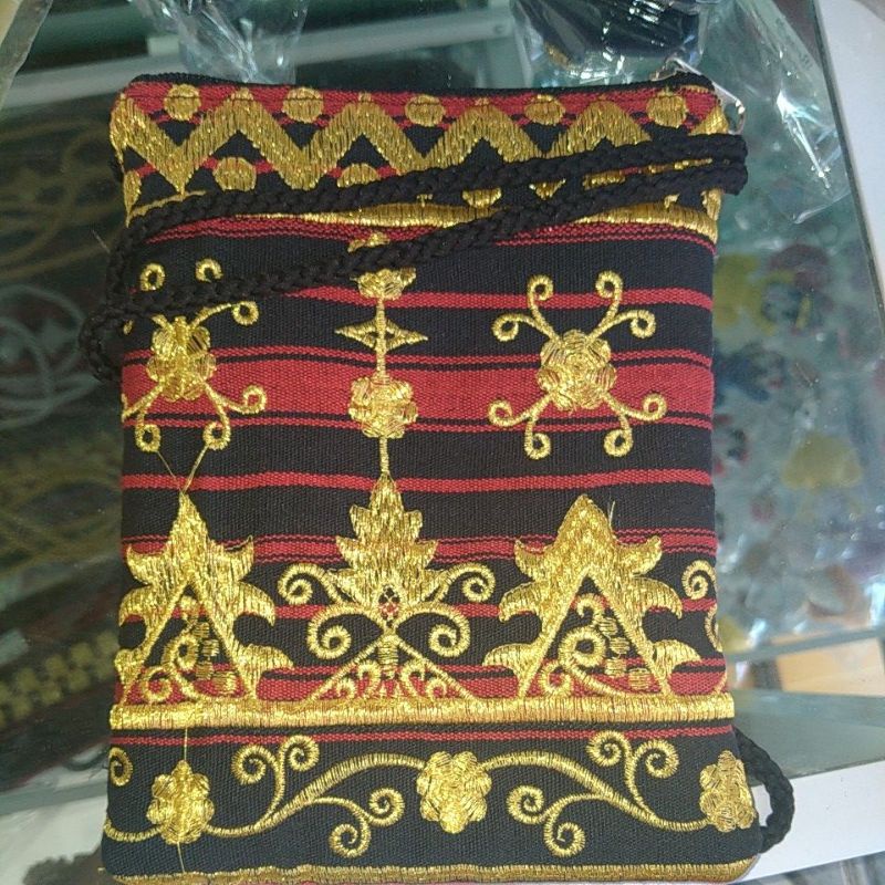 Tas selempang Tapis khas lampung