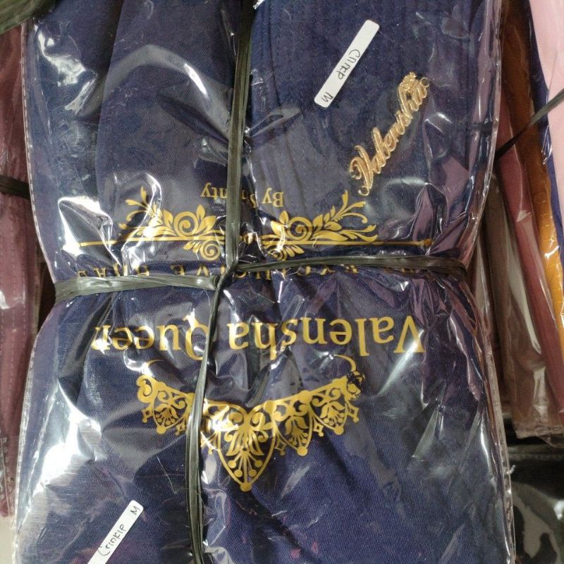 KHIMAR CRINKLE TANPA TALI ORIGINAL VALENSHAQUEEN HIJAB BAHAN RAYON CRINKLE AIRFLOW PREMIUM/KERUDUNG TERBARU DAN TERMURAH ORI VALENSHAQUEEN JILBAB TERLARIS IKKA MEMEI-Navy