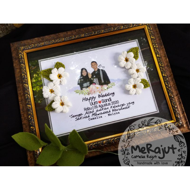

Kado Pajangan Foto Custom | Hiasan Bunga Rajut