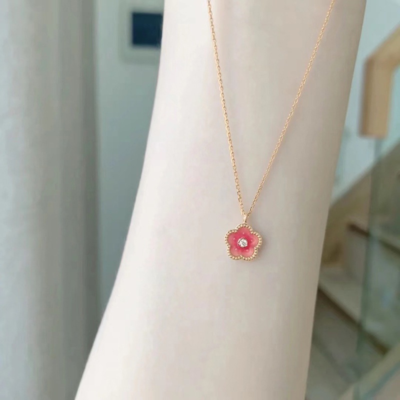 Kalung Rantai Klavikula Hias Liontin Bunga Peach Blossom Warna Pink Emas Untuk Hadiah Valentine