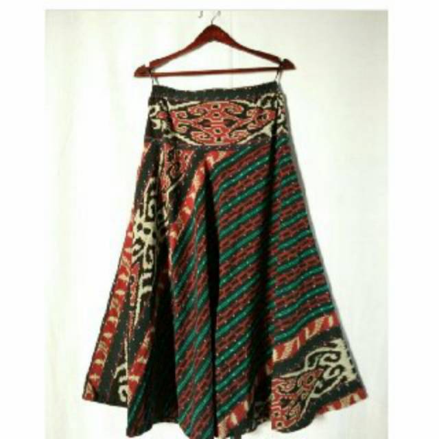 Rok tenun model payung motif Kalimantan