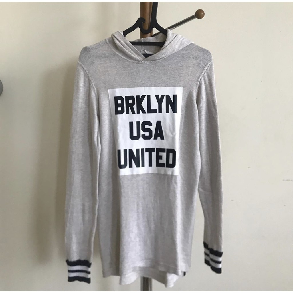 Hoodie dengan tulisan "BRKLYN USA UNITED"