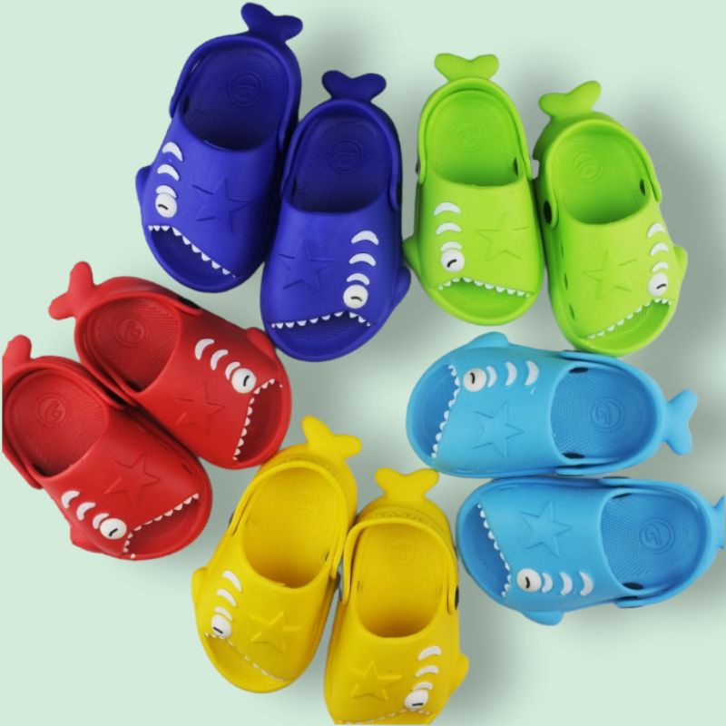 sandal anak motif baby shark laki-laki tali belakang 20-25