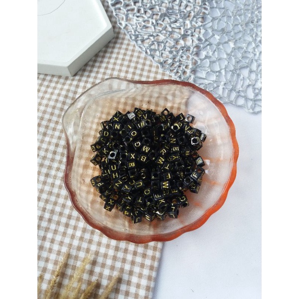 manik alfabet manik huruf lubang besar