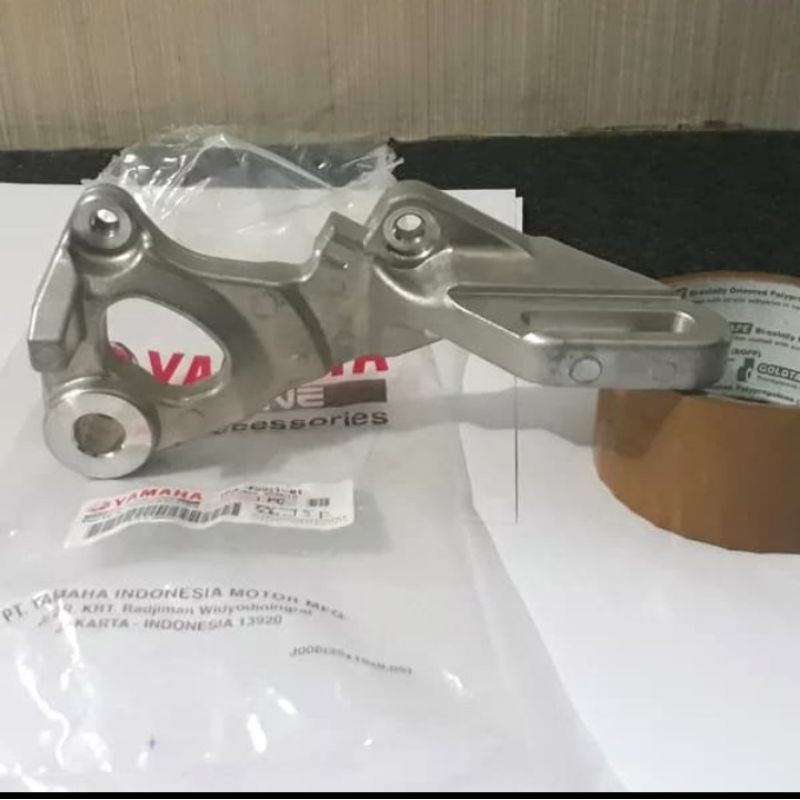 BREKET DUDUKAN KALIPER REM BELAKANG VIXION NEW NVL ORIGINAL YAMAHA