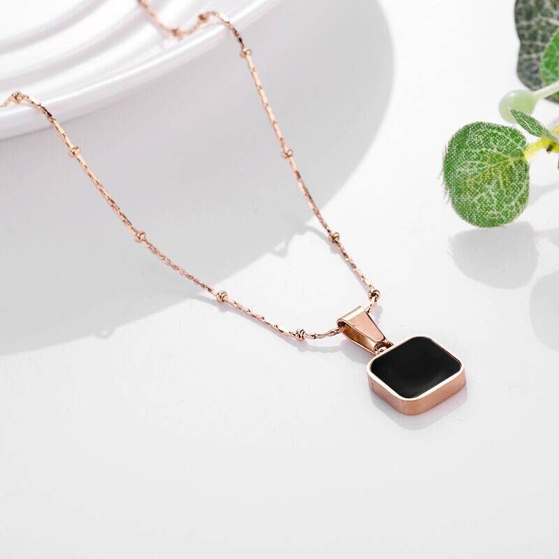 Kalung segi empat hitam Titanium Korea Style Wanita Anti Karat - ercassia