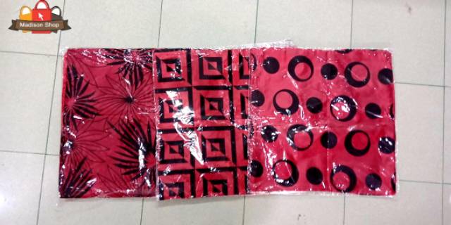 SARUNG BANTAL SATEN MERAH MOTIF