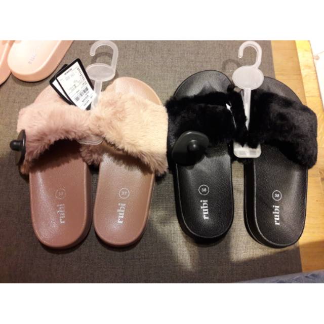 sandal bulu rubi