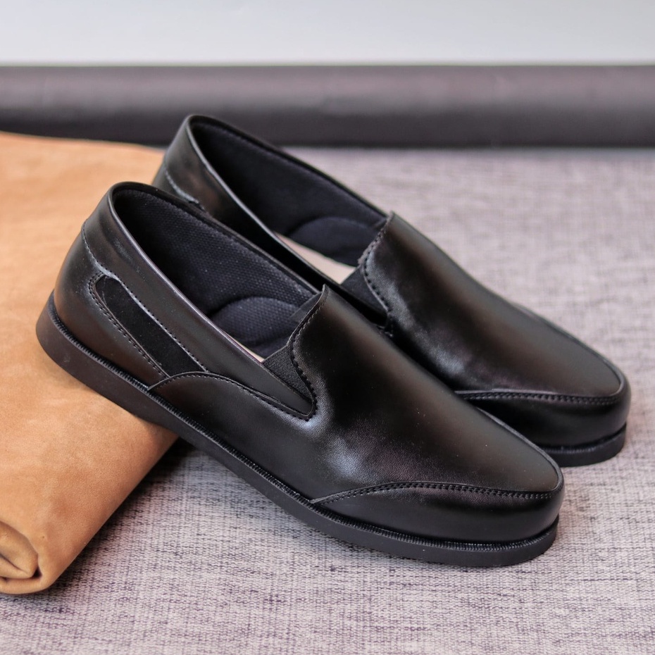 GIJON Sepatu Kasual Slip On Pria Hitam Semi Formal Kulit Pu Sepatu Kerja Kantor Kuliah Simple Murah