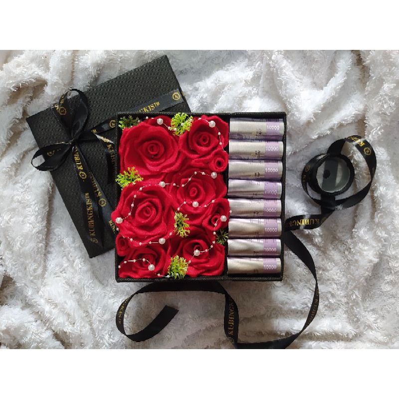 

⚘️KUBINGKIS⚘️ Box Hadiah Valentine Hampers Bunga Ulang Tahun dan Uang 10 Lembar (Free Kartu Ucapan)