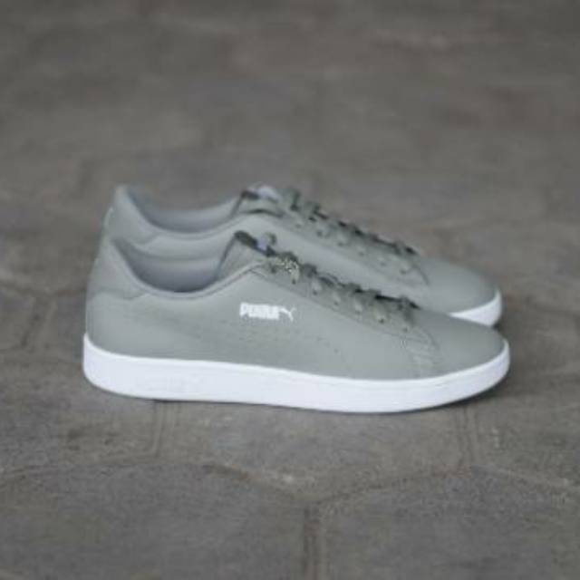  SEPATU  PRIA PUMA  SMASH V2  WHITE GREY JAMINAN ORIGINAL 