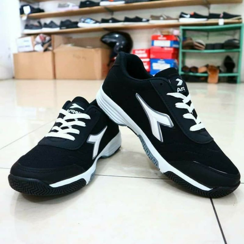 SEPATU DIADORA HITAM