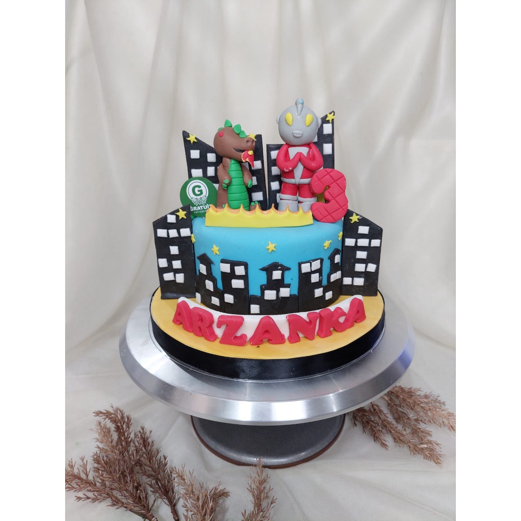 

ULTRAMAN BIRTHDAY CAKE UK 15CM