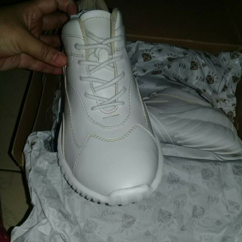 KHAKIKAKIKU HAZEL WHITE, size 40 insyaAllah masih bagus dan masih ada BOX nya