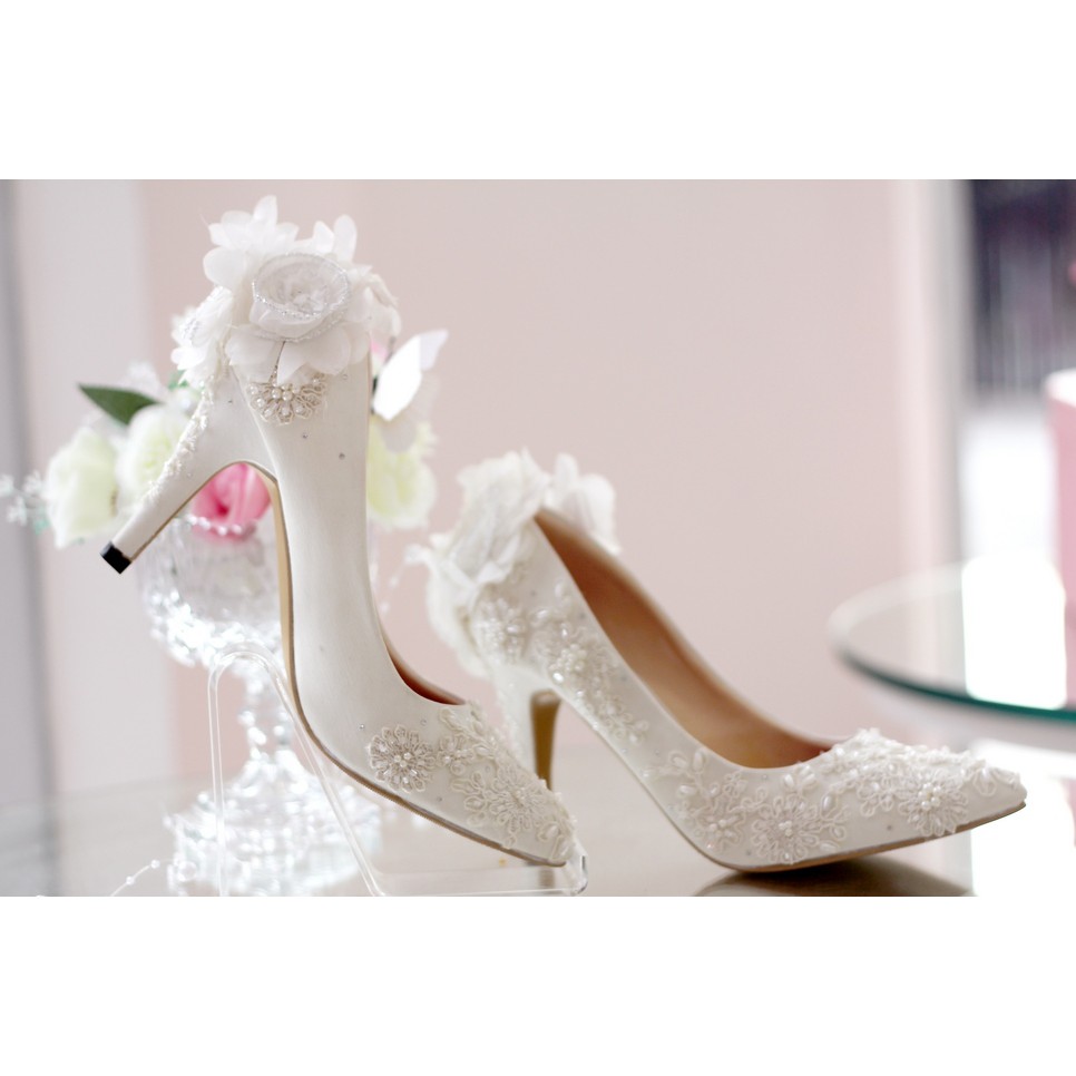SLIGHT Sepatu Pointed PomPom Brukat Putih Brokat Lace Wedding Shoes High Heels Payet
