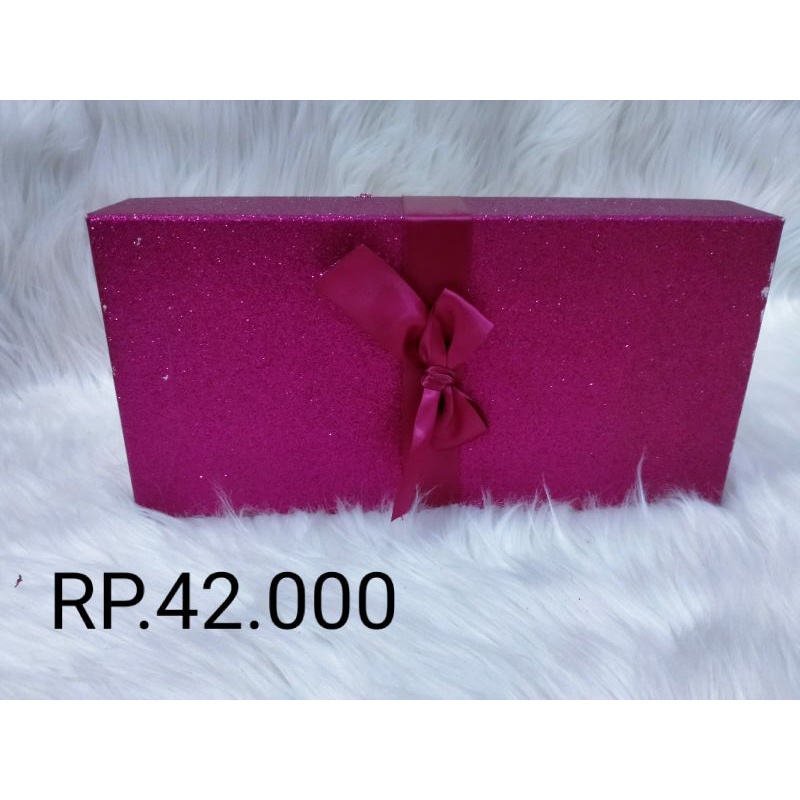 

Kotak Kado Maroon