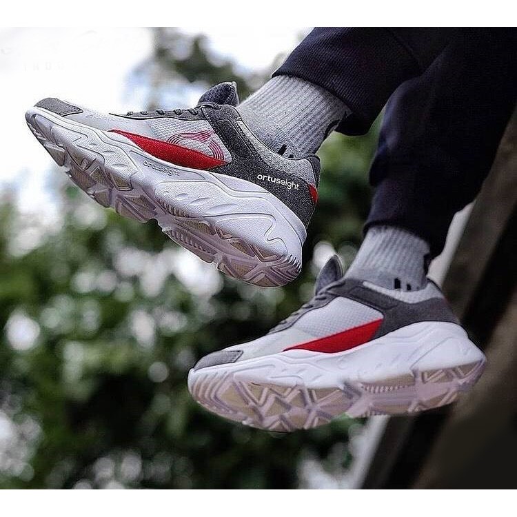 Ortuseight sneakers crux white sepatu running