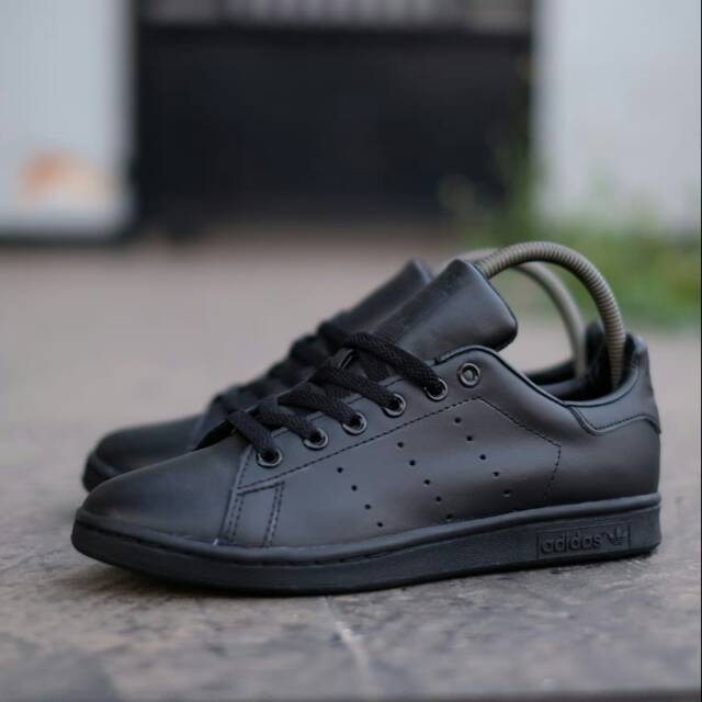 Sepatu Sneaker Adidas Stan Smith Full Black