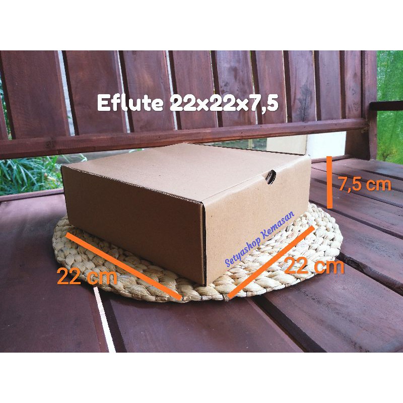 

Box Eflute 22x22 isi 5 pcs Kue Cake Hampers
