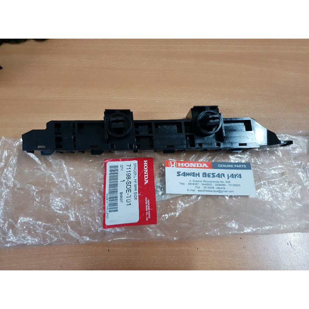 Bracket - Braket - Breket atau Plastik Dudukan Bumper Bemper Depan Honda Accord CM5 2003 2004 2005