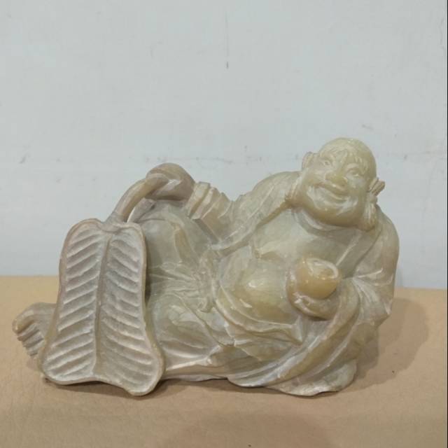 Patung dewa bahan batu