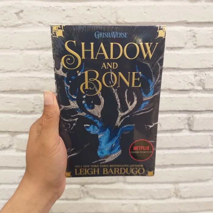 

HOT SALE!!! SHADOW AND BONE BY LEIGH BARDUGO TERMURAH