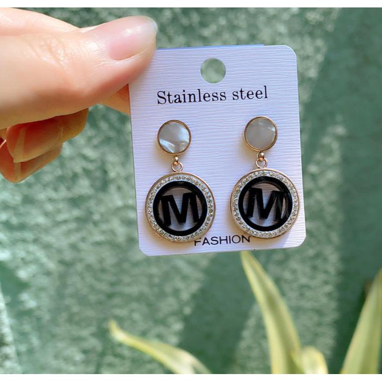 COD! anting titanium anti karat/ anting wanita M import / anting titanium huruf M