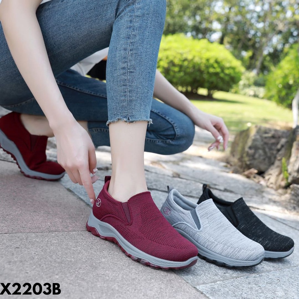 SEPATU SNEAKERS WANITA SLIP-ON PRAKTIS CASUAL RUNNER KUALITAS IMPORT 2203B