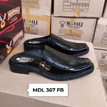 Sepatu sendal slop pria kulit Medali tampil lebih keren