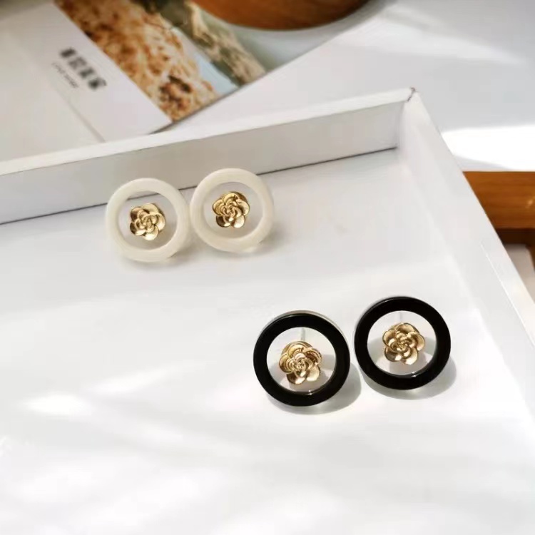 Anting Tusuk Sterling Silver 925 Desain Bunga Camellia Hitam Putih Gaya Retro Untuk Wanita