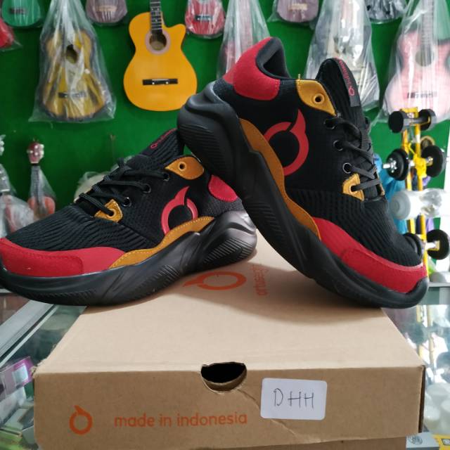 Sepatu OrtusEight Granada uk. 38