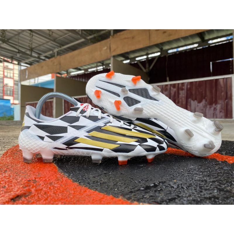 Sepatu Bola Adidas f50 Adizero White Black .