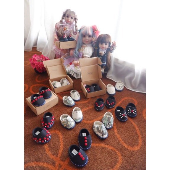 sepatu boneka